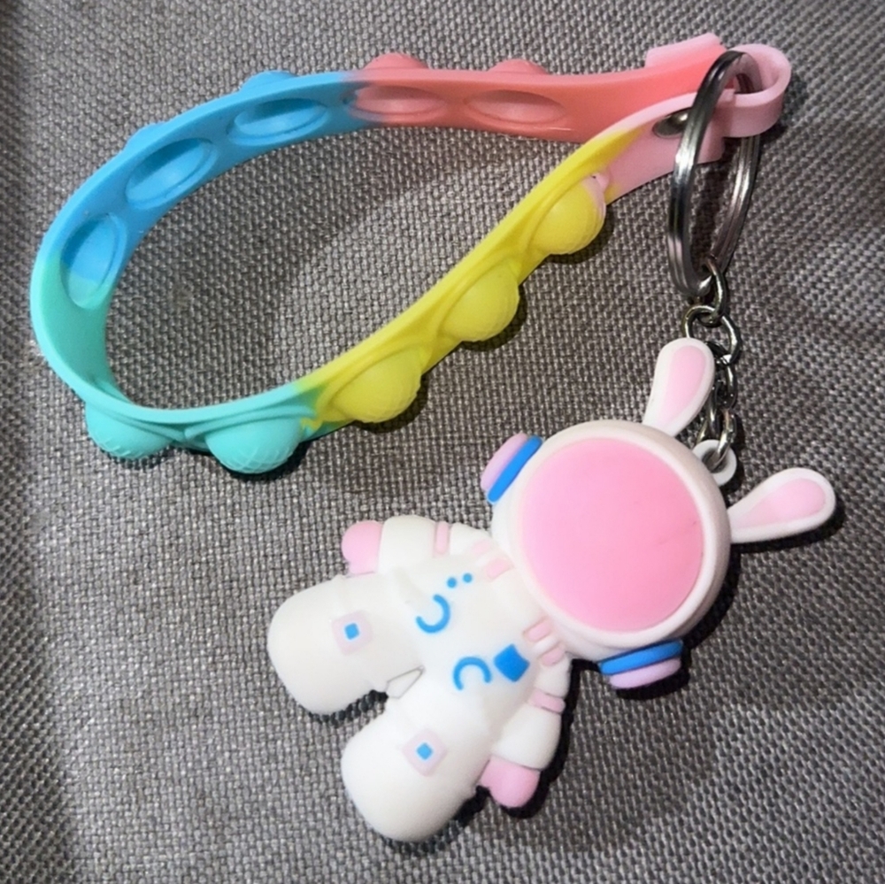Spaceman Pop Bubble Keychain - Picture 7 of 13